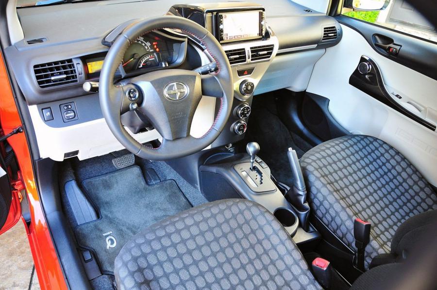Интерьер Scion iQ 2012 года  (фото 32 из 128)